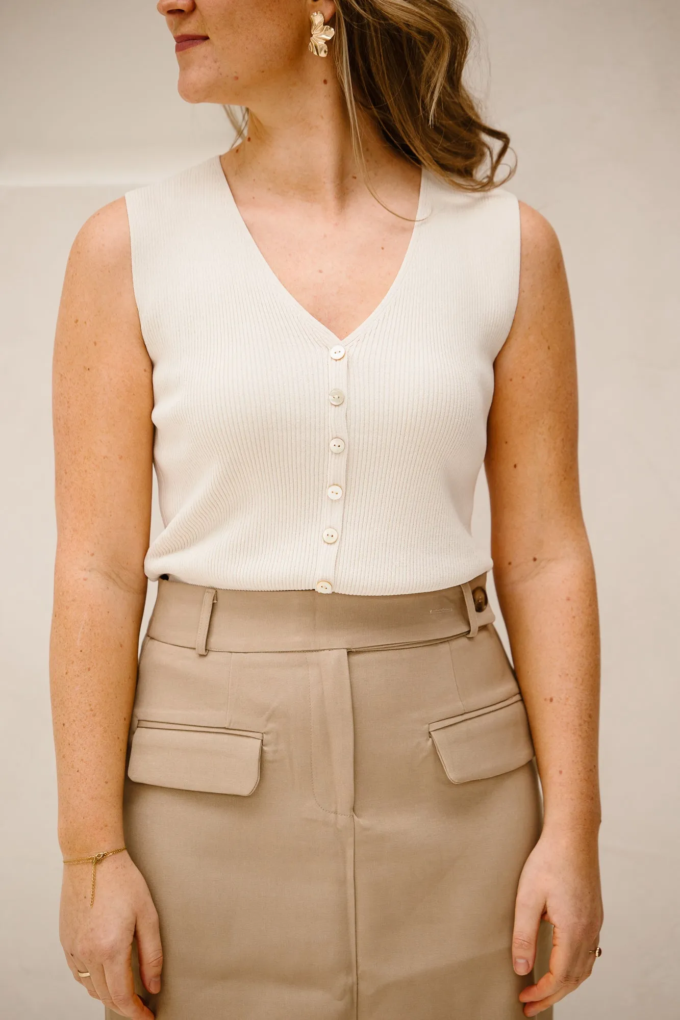 Top v-neck buttons sand